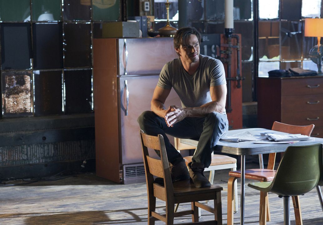 Vincent (Jay Ryan) wünscht sich nichts sehnlicher, als ein normales Leben führen zu können ... - Bildquelle: 2012 The CW Network, LLC. All rights reserved.