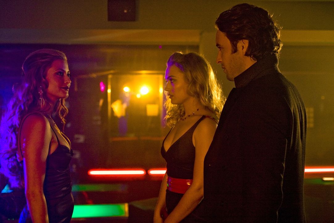 Ein ungleiches Trio: Das Model Lola (Holly Valance, l.), die Reporterin Beth (Sophia Myles, M.) und der Vampir Mick (Alex O'Loughlin, r.). Dennoch v... - Bildquelle: Warner Brothers