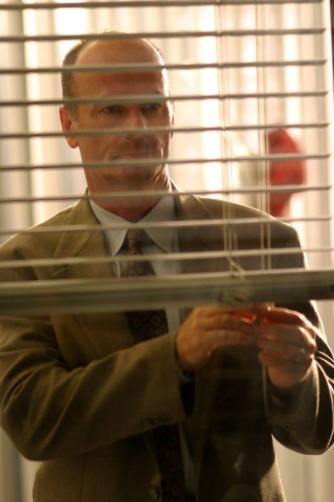 Lt. John Stillman (John Finn) macht eine interessante Entdeckung ... - Bildquelle: Warner Bros. Television