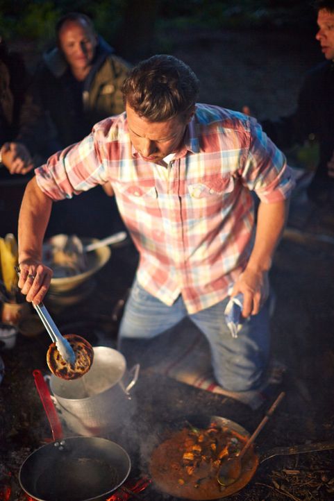 Für seinen Männerabend bereitet Jamie Oliver ein ganz besonderes Gericht über offenem Feuer zu: ein Chicken Tikka Masala ... - Bildquelle: FRESH ONE PRODUCTIONS MMXIV