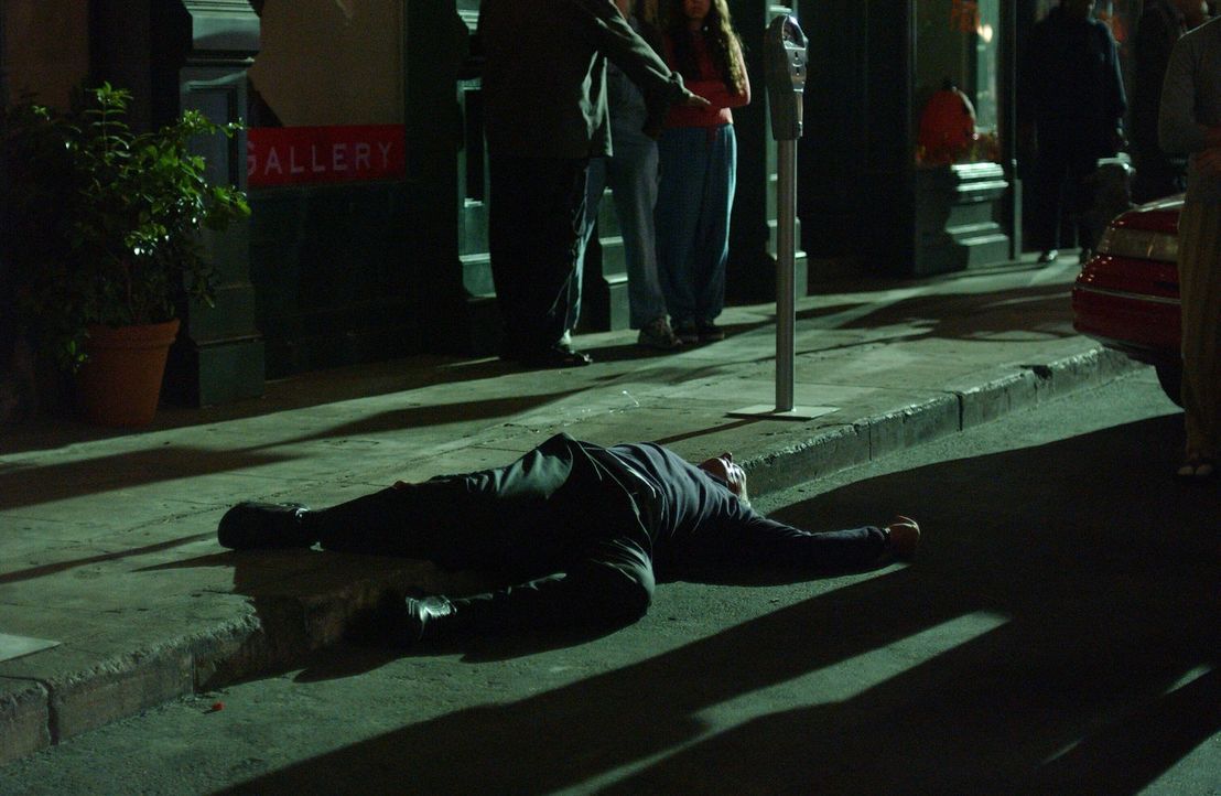 Das Ende einer grausamen Mordserie? Graham Spaulding (Conor O'Farrell) liegt erschossen auf der Erde ... - Bildquelle: Warner Bros. Entertainment Inc.