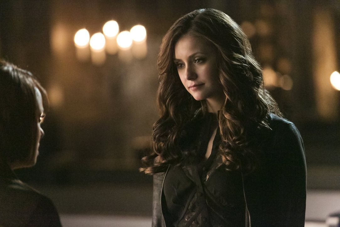 Kann Bonnie (Kat Graham, l.) Katherine (Nina Dobrev, r.) davon überzeugen, dass alle in großer Gefahr sind? - Bildquelle: Warner Brothers