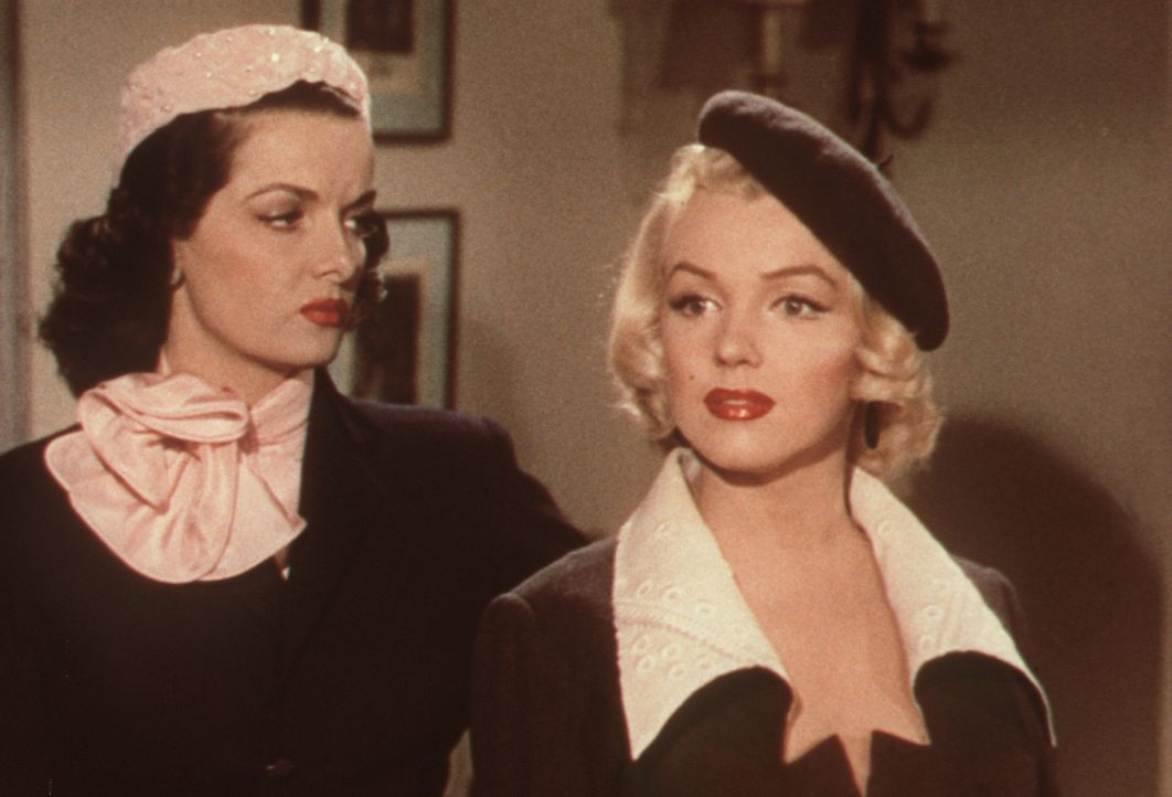 Zusammen mit ihrer Freundin Dorothy (Jane Russell, l.) geht Lorelei (Marilyn Monroe, r.) auf Männerfang, wobei sie mehr am Geld der Herren interess... - Bildquelle: 20th Century Fox Film Corporation