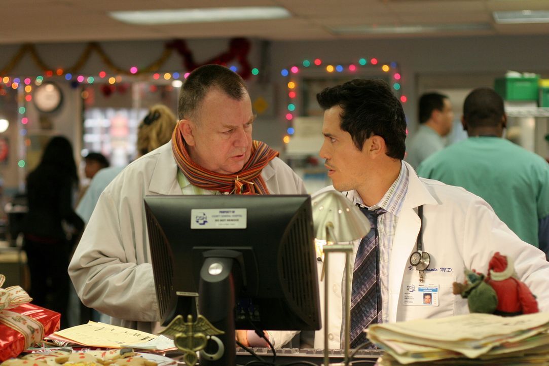 Ein kleines Pläuschen vor dem Feierabend: Frank (Troy Evans, l.) und Dr. Vic Clemente (John Leguizamo, r.) ... - Bildquelle: Warner Bros. Television