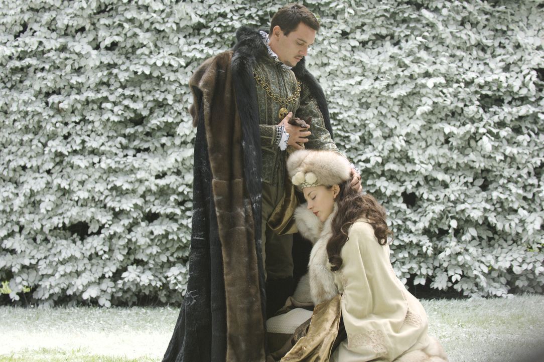 Sie will mehr sein, als nur seine Mätresse: Die hübsche Anne Boleyn (Natalie Dormer, r.) buhlt um die Gunst von König Henry VIII. (Jonathan Rhys Mey... - Bildquelle: 2008 TM Productions Limited and PA Tudors II Inc. All Rights Reserved.