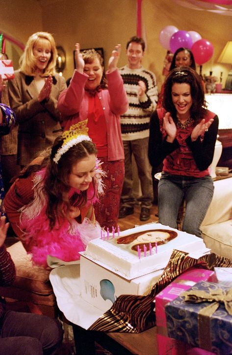 Sookie (Melissa McCarthy, hinten 2.v.l.) und Lorelai (Lauren Graham, r.) planen eine schöne Geburtstagsparty für Rory (Alexis Bledel, vorne l.), zu... - Bildquelle: 2000 Warner Bros.