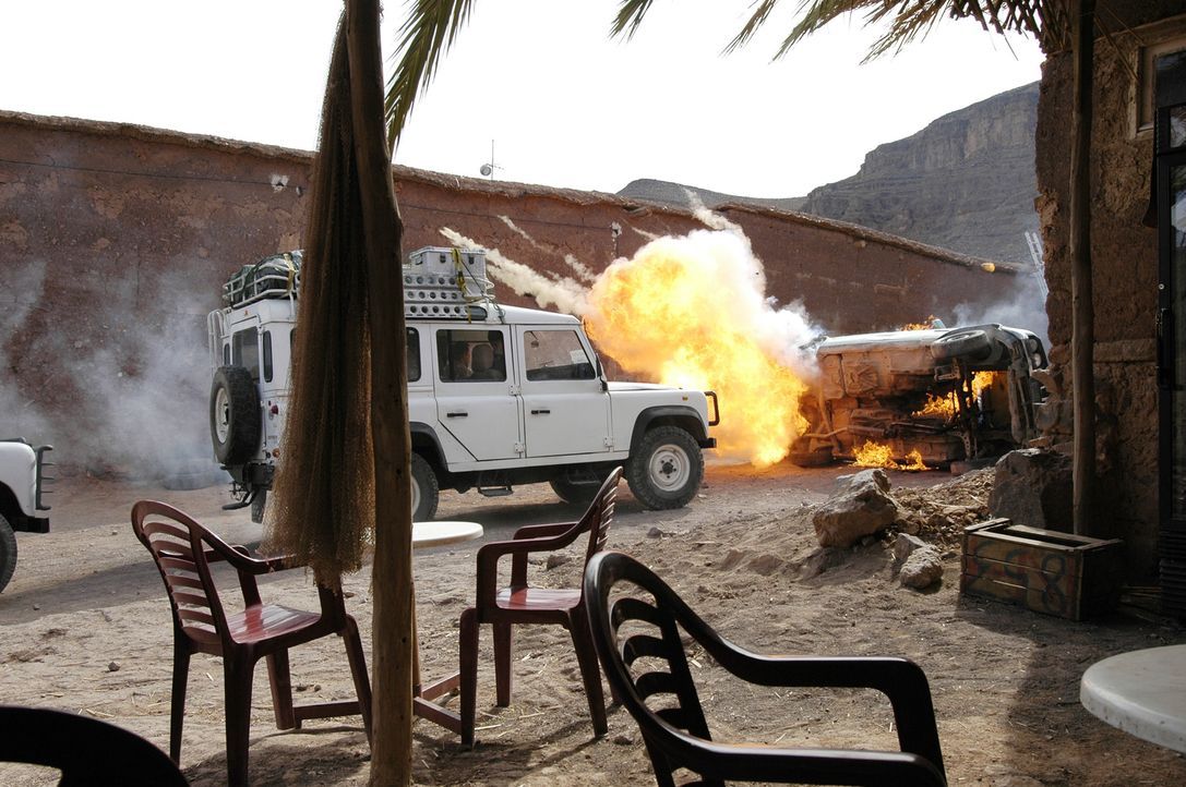 Kaum im Irak gelandet, werden Julia und die anderen ihrer Gruppe überfallen ... - Bildquelle: ProSieben