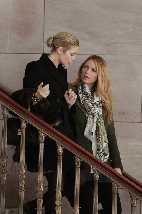 Serena (Blake Lively, r.) hat pikante Neuigkeiten für Lily (Kelly Rutherford, l.) ... - Bildquelle: Warner Bros. Television