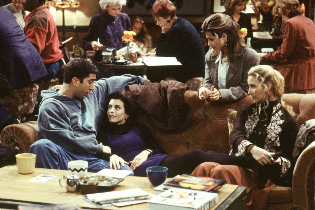 (v.l.n.r.) Ross Geller (David Schwimmer); Monica Geller (Courteney Cox); Phoebe Buffay (Lisa Kudrow) - Bildquelle: © Warner Bros Entertainment Inc.  All rights reserved.