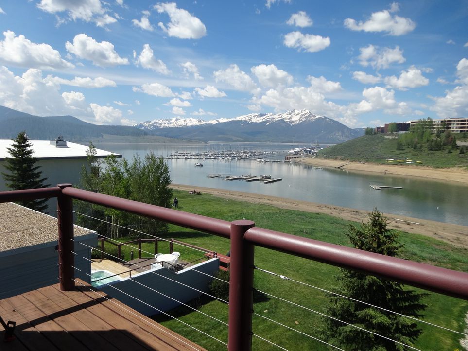 Der perfekte Blick auf den See in Dillon, Colorado, spielt eine große Rolle auf der Suche nach einem passenden Haus. - Bildquelle: 2014, HGTV/Scripps Networks, LLC. All Rights Reserved.
