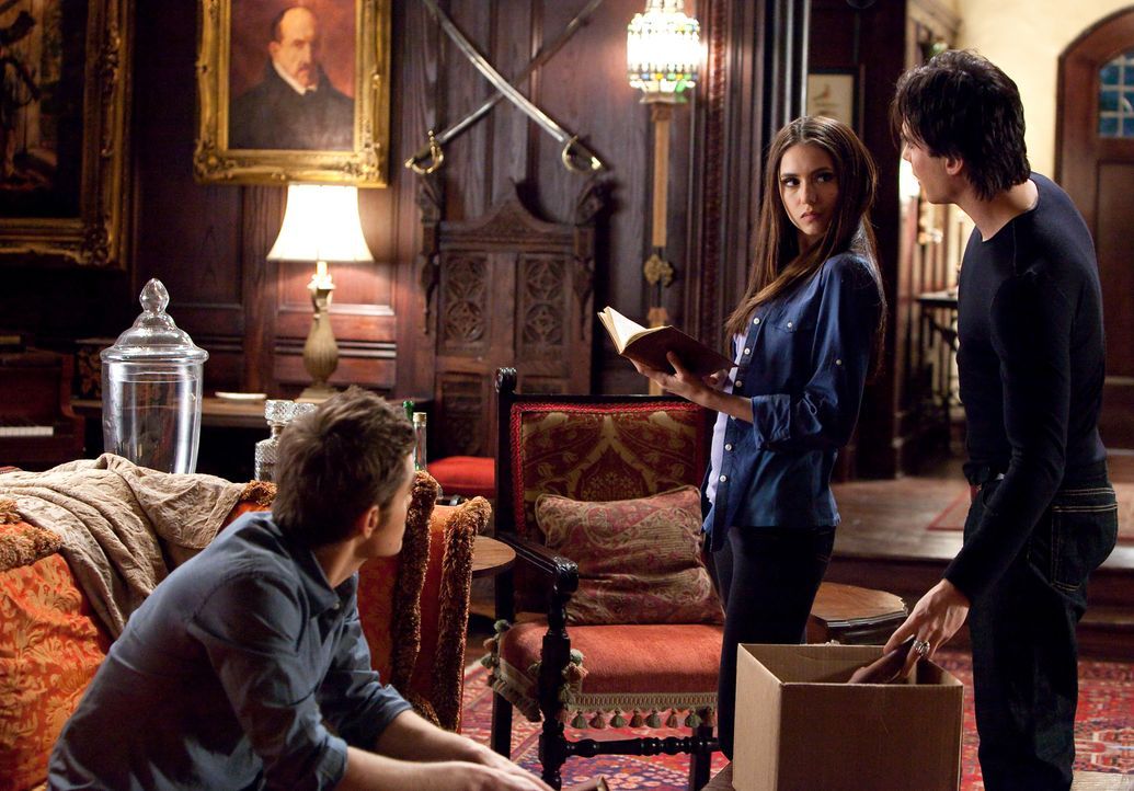 Katherine (Nina Dobrev, M.) bietet Stefan (Paul Wesley, l.) und Damon (Ian Somerhalder, r.) ihre Hilfe an, um den Urvampir Klaus zu töten ... - Bildquelle: Warner Brothers