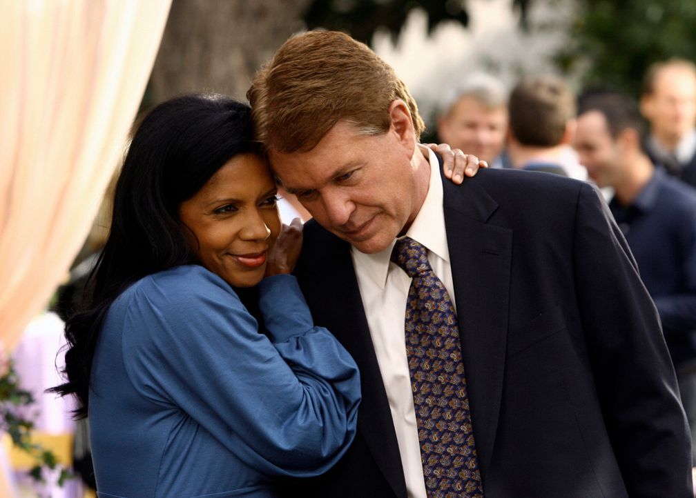 Dean (Penny Johnson, l.) verspricht Bob (Tom Berenger, r.), ihm während der schwierigen Zeit der Chemo-Behandlung beizustehen ... - Bildquelle: ABC Studios