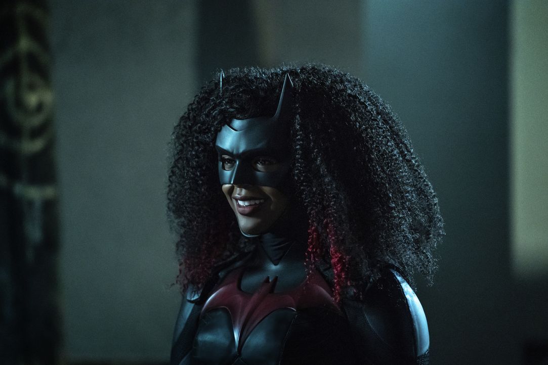 Batwoman (Leslie Javicia) - Bildquelle: and TM DC © Warner Bros. Ent. Inc.