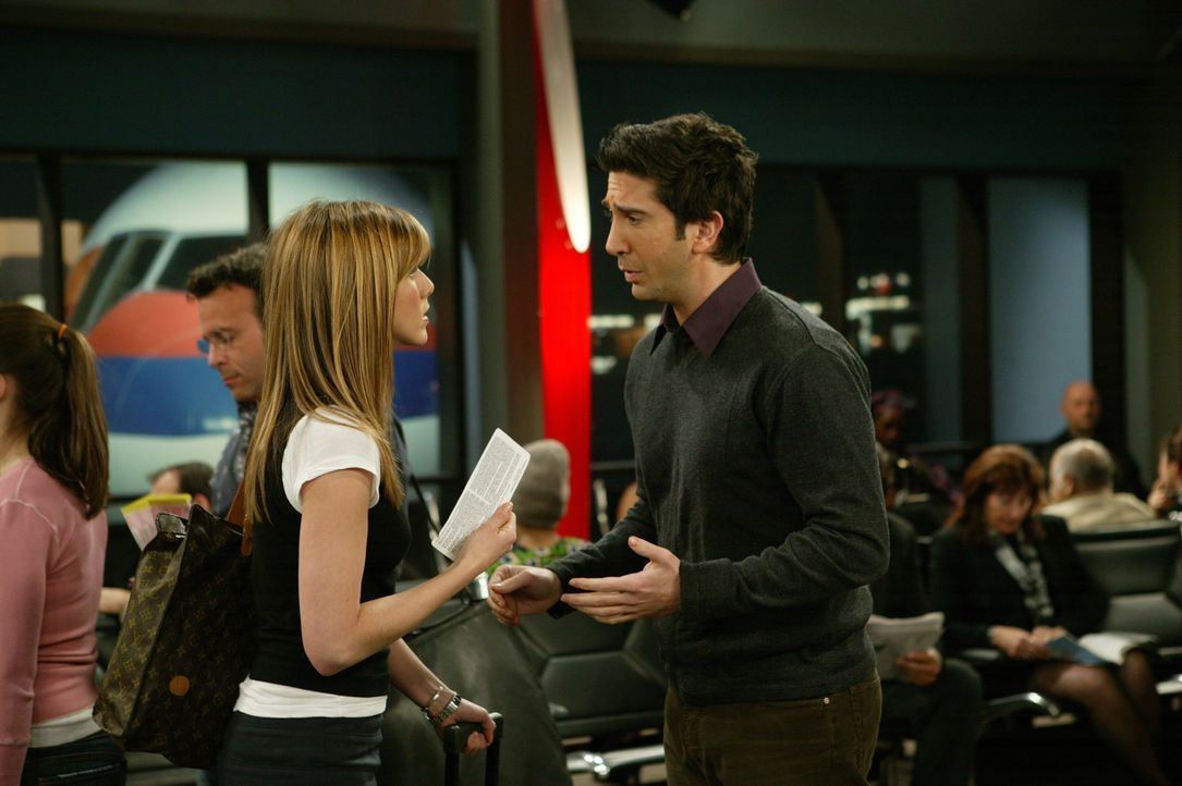 Obwohl Ross (David Schwimmer, r.) versucht Rachel (Jennifer Aniston, l.) davon abzuhalten nach Paris zu gehen, nimmt sie von ihm Abschied und steigt... - Bildquelle: 2003 Warner Brothers International Television