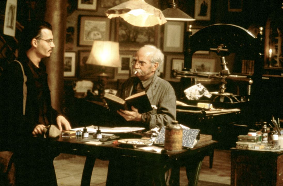 In Italien trifft Dean Corso (Johnny Depp, l.) auf einen der drei "Neun Pforten"-Besitzer: Witkin (Allen Garfield, r.). Dabei macht Corso eine ersta... - Bildquelle: 20th Century Fox of Germany
