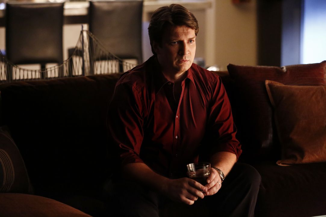 Castle (Nathan Fillion) ist hellauf begeistert von dem neuen Fall, den er und Beckett aufklären wollen: Ein Schwarzmarkthändler von türkischen Artef... - Bildquelle: Nicole Wilder 2016 American Broadcasting Companies, Inc. All rights reserved. / Nicole Wilder