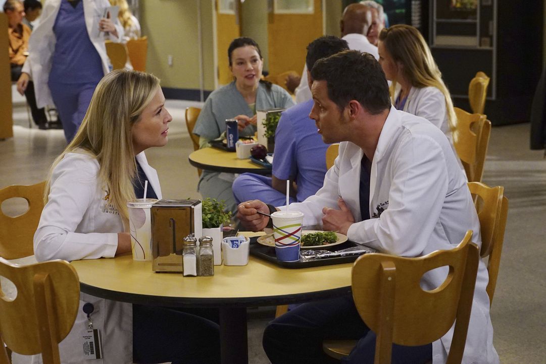Callie und Arizona (Jessica Capshaw, l.) bitten ihre Freunde in einer schwierigen Lebenslage um Hilfe. Doch wird Alex (Justin Chambers, r.) wirklich... - Bildquelle: Richard Cartwright ABC Studios
