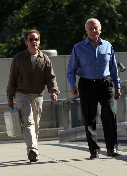 Während Larry (Peter MacNicol, l.) mit Buzz Aldrin (Buzz Aldrin, r.) ins All geschossen wird, sind Don und Charlie auf der Spur eines Serienmörders... - Bildquelle: Paramount Network Television