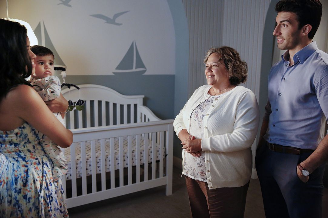 Jane (Gina Rodriguez, l.) und Rafael (Justin Baldoni, r.) suchen einen Babysitter für Mateo, um sich ein wenig Erleichterung zu verschaffen. Doch Ja... - Bildquelle: Greg Gayne 2015 The CW Network, LLC. All rights reserved.