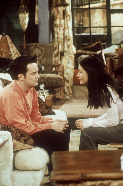 Chandler (Matthew Perry, l.) beichtet Monica (Courteney Cox, r.), er hätte seit seiner Kindheit nicht mehr geweint. Doch dauert es nicht lange, bis... - Bildquelle: TM+  2000 WARNER BROS.