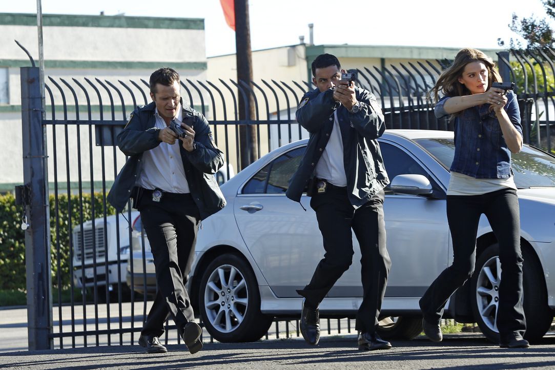 In wessen Gewalt befindet sich Richard Castle? Ryan (Seamus Dever, l.), Esposito (Jon Huertas, M.) und Kate Beckett (Stana Katic, r.) werden es hera... - Bildquelle: Kelsey McNeal ABC Studios / Kelsey McNeal