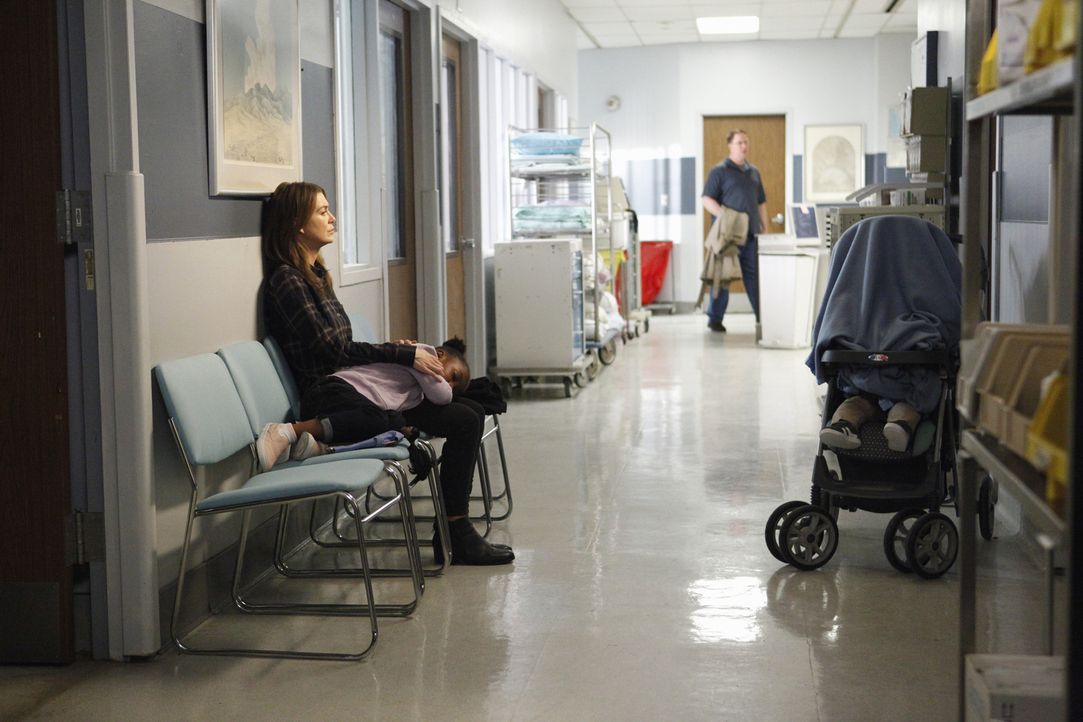 Als Meredith (Ellen Pompeo) erfährt, das Derek verletzt ist, eilt sie mit Bailey und den Kindern zu ihrem Mann, doch dort muss sie furchtbare Neuigk... - Bildquelle: ABC Studios