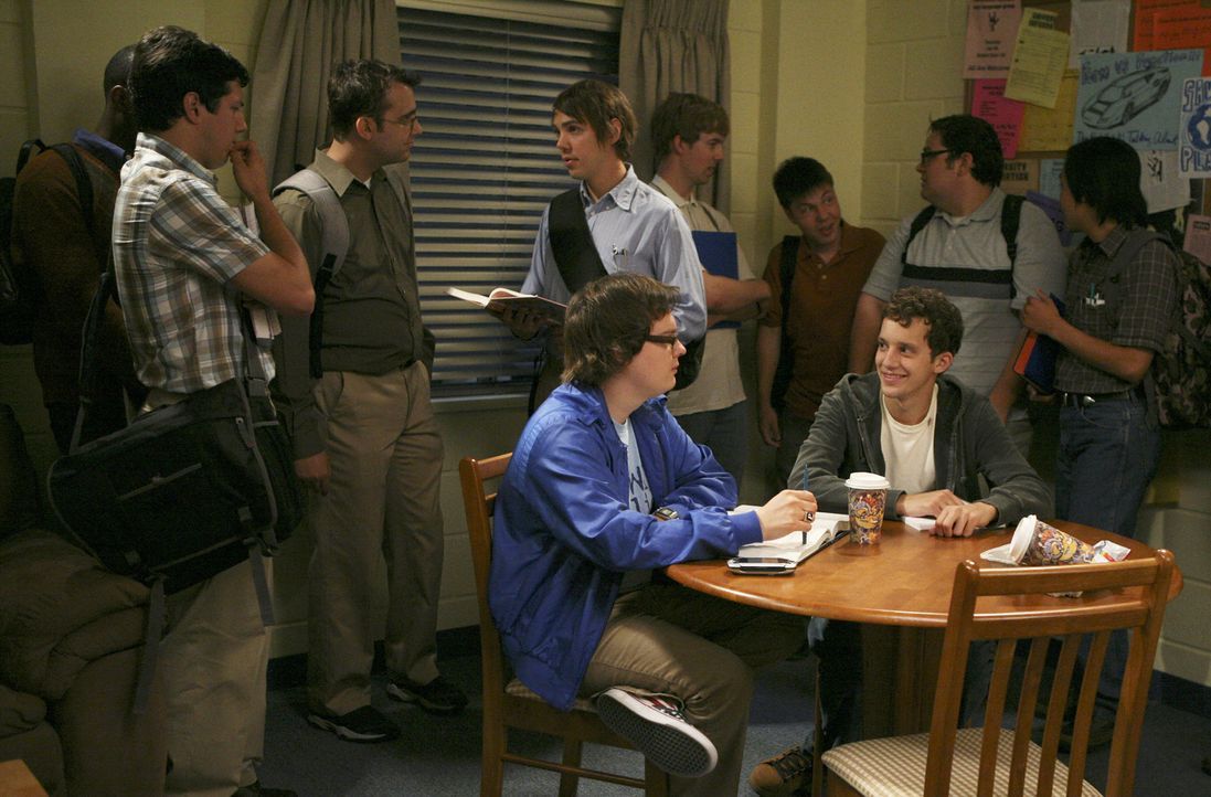 Die Examensstudenten verbarrikadieren sich, damit die Frischlinge bei ihnen einbrechen müssen: Dale (Clark Duke, vorne l.) und Rusty (Jacob Zachar,... - Bildquelle: 2008 ABC Family