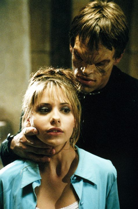 Kann sich Buffy (Sarah Michelle Gellar, r.) aus Lukes (Brian Thompson, l.) Fängen befreien? - Bildquelle: (1997) Twentieth Century Fox Film Corporation.