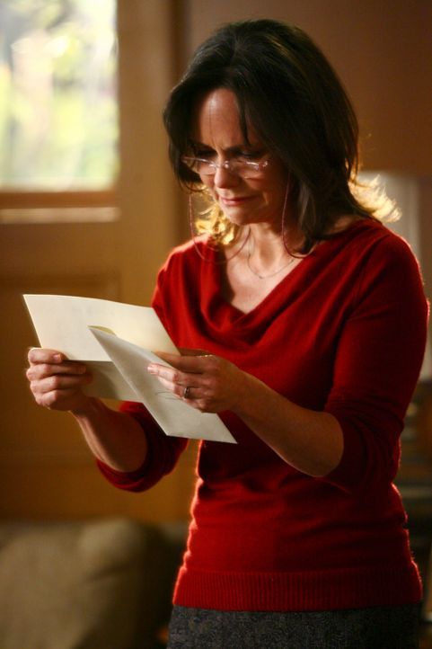 Erhält einen Brief von ihrem verstorbenen Mann: Nora (Sally Field) ... - Bildquelle: Disney - ABC International Television