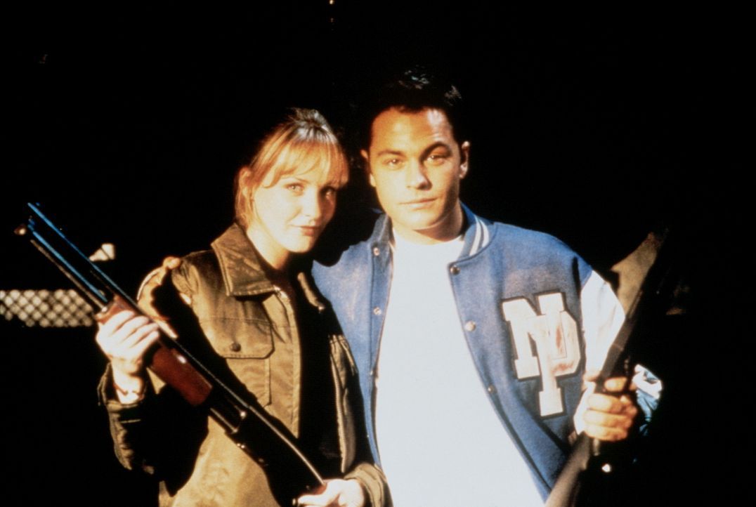 Das geplante "Monster Filmfest" zieht erbarmungslose, blutrünstige Monster an. Travis (Tobias Mehler, r.) und seine Freundin Jill (Angela Keep, l.)...