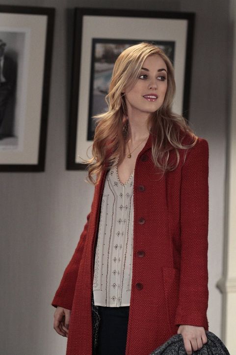 Serena beschließt, Lola (Ella Rae Peck) zum nächsten "It-Girl" an der Upper East Side zu machen und schleust sie deshalb als Model in eine Show ein... - Bildquelle: Warner Bros. Television
