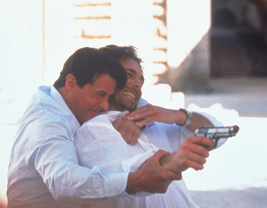Was hat Marcello (Raoul Bova, r.) mit dem Tod von Frankies (Sylvester Stallone, l.) Boss zu tun? - Bildquelle: Warner Bros.