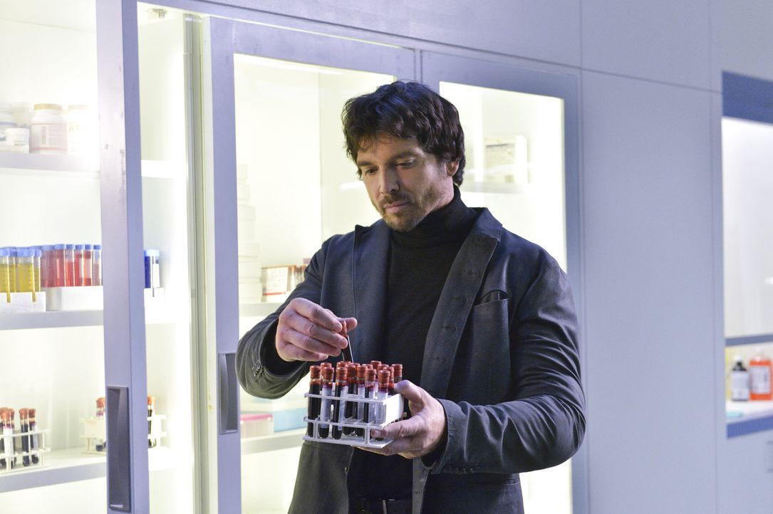 Statt weiter gegen Liam (Jason Gedrick) zu spielen, entscheidet sich Vincent, ihm zu helfen. Doch ist das wirklich eine gute Idee? - Bildquelle: Ben Mark Holzberg 2015 The CW Network, LLC. All rights reserved.