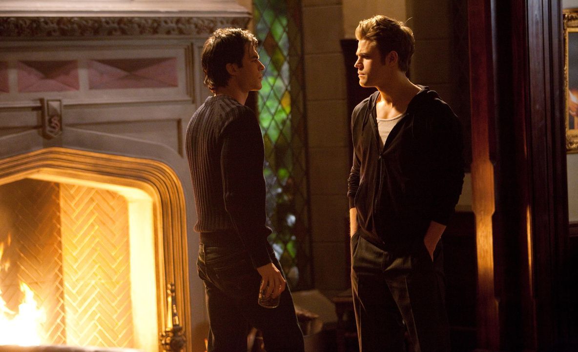 Damon (Ian Somerhalder, l.) kann Stefan (Paul Wesley, r.) nicht verzeihen, dass Catherine sie beide, und nicht nur ihn, verwandelt hat ... - Bildquelle: Warner Bros. Television