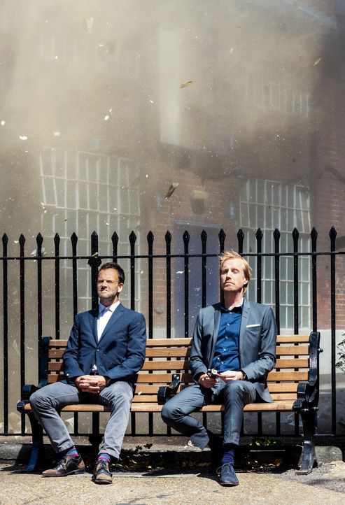 Ein Zusammentreffen der besonderen Art: Sherlock (Jonny Lee Miller, l.) und Mycroft Holmes (Rhys Ifans, r.) ... - Bildquelle: CBS Television