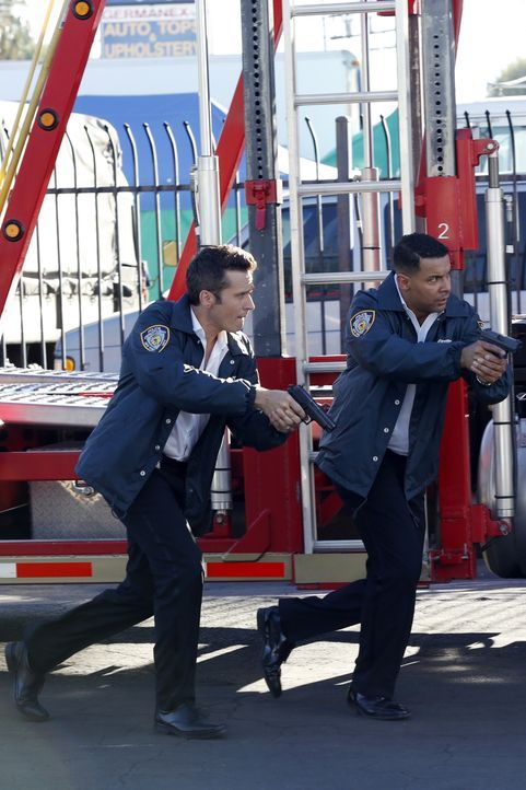 Ryan (Seamus Dever, l.) und Esposito (Jon Huertas, M.) jagen dem Mann hinterher, der das Auto in der Schrottpresse vernichtet hat, in dem Castle off... - Bildquelle: Kelsey McNeal ABC Studios / Kelsey McNeal