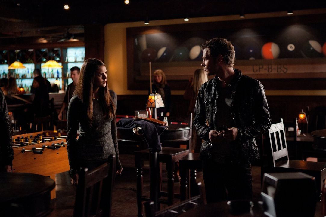 Elena (Nina Dobrev, l.) bietet Klaus (Joseph Morgan, r.) einen Deal an ... - Bildquelle: Warner Brothers