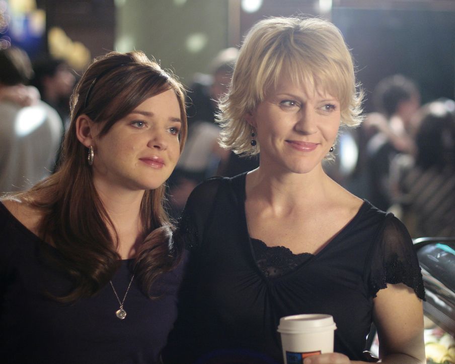 Mutter und Tochter in trauter Gemeinsamkeit: Nicole (Marguerite MacIntyre, r.) und Lori (April Matson, l.) Trager amüsieren sich auf dem Schulball. - Bildquelle: TOUCHSTONE TELEVISION