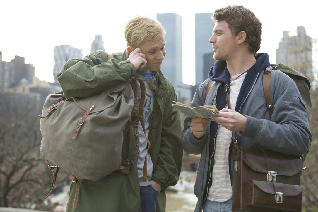 Vokabeln lernen war leider nie ihr Ding: Tom (Matthias Schweighöfer, l.) und Veit (Friedrich Mücke, r.) versuchen, sich ohne Englisch in New York du... - Bildquelle: Sony Pictures Television Inc. All Rights Reserved.