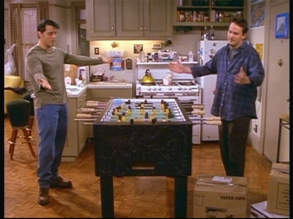 Joey (Matt LeBlanc, l.) und Chandler (Matthew Perry, r.) spielen um Geld. - Bildquelle: TM+  2000 WARNER BROS.
