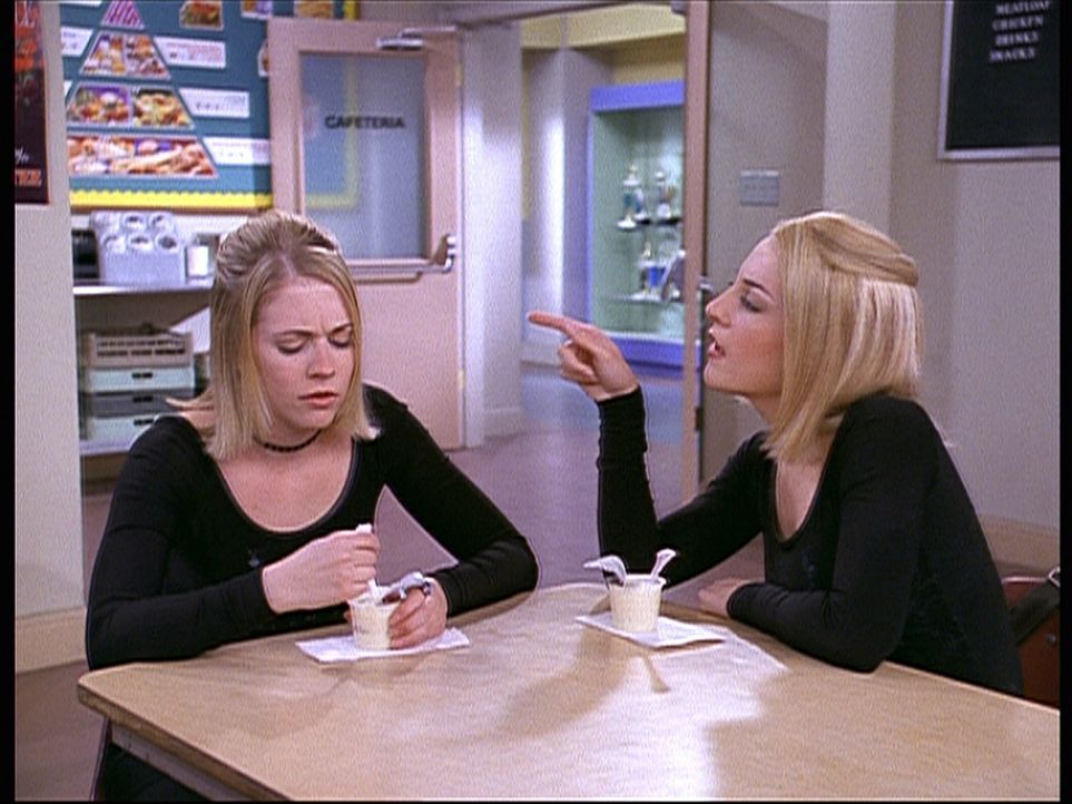 Valeries (Lindsay Sloane, r.) Ehrgeiz, so zu werden wie Sabrina (Melissa Joan Hart, l.), geht so weit, dass man die beiden nicht mehr voneinander un... - Bildquelle: Paramount Pictures