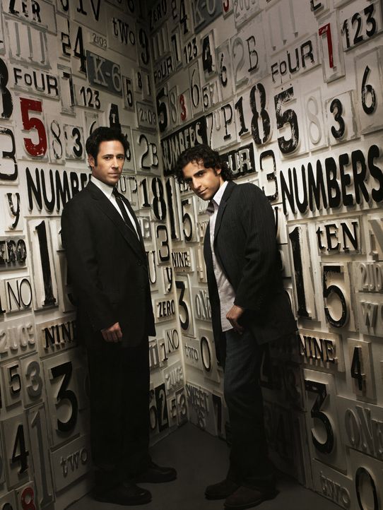 (3. Staffel) - FBI-Agent Don Eppes (Rob Morrow, l.) engagiert in schwierigen Fällen seinen Bruder Charlie (David Krumholtz, r.), einen genialen Math... - Bildquelle: Paramount Network Television