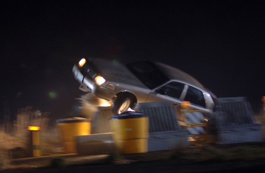Ein mysteriöser Truck, drängt unschuldige Autofahrer von der Fahrbahn ... - Bildquelle: Warner Bros. Television