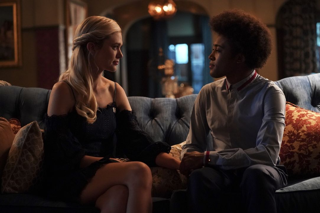 Lizzie Saltzman (Jenny Boyd, l.); MG Greasley (Quincy Fouse, r.) - Bildquelle: Quantrell D. Colbert 2020 Warner Bros Entertainment Inc. All rights reserved. / Quantrell D. Colbert