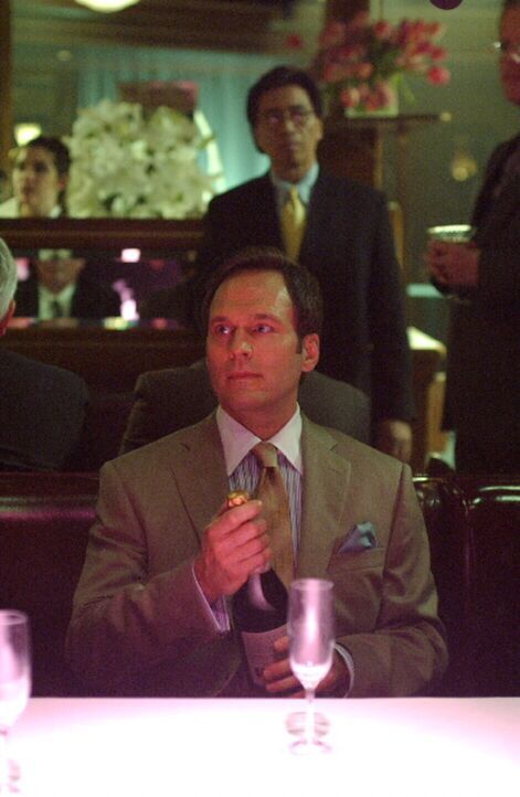 Bilder aus dem Jahre 1985: Börsenmakler Charles Danville (William Bumiller) feiert seinen Erfolg ... - Bildquelle: Warner Bros. Television