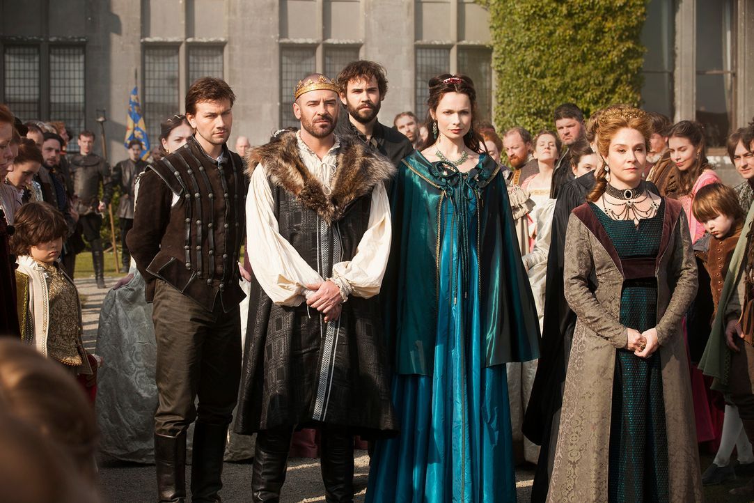 Mit Spannung beobachten sie die Ankunft der jungen Königin von Schottland, Mary, die dem französischen Thronfolger Francis versprochen ist: Sebastia... - Bildquelle: Joss Barratt 2013 The CW Network, LLC. All rights reserved.