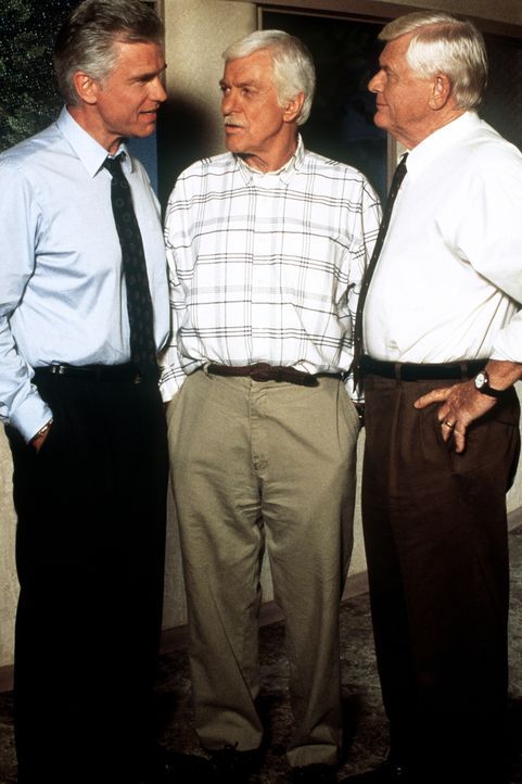 Mark (Dick Van Dyke, M.) und seine Freunde überlegen, wer von den Polizisten korrupt sein könnte. - Bildquelle: Viacom