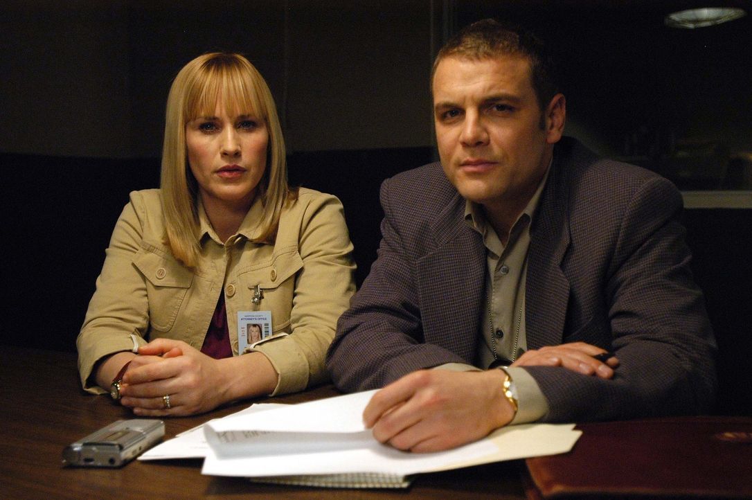 Ein äußerst verzwickter Fall steht Detective Lee Scanlon (David Cubitt, r.) und Allison (Patricia Arquette, l.) bevor ... - Bildquelle: Paramount Network Television