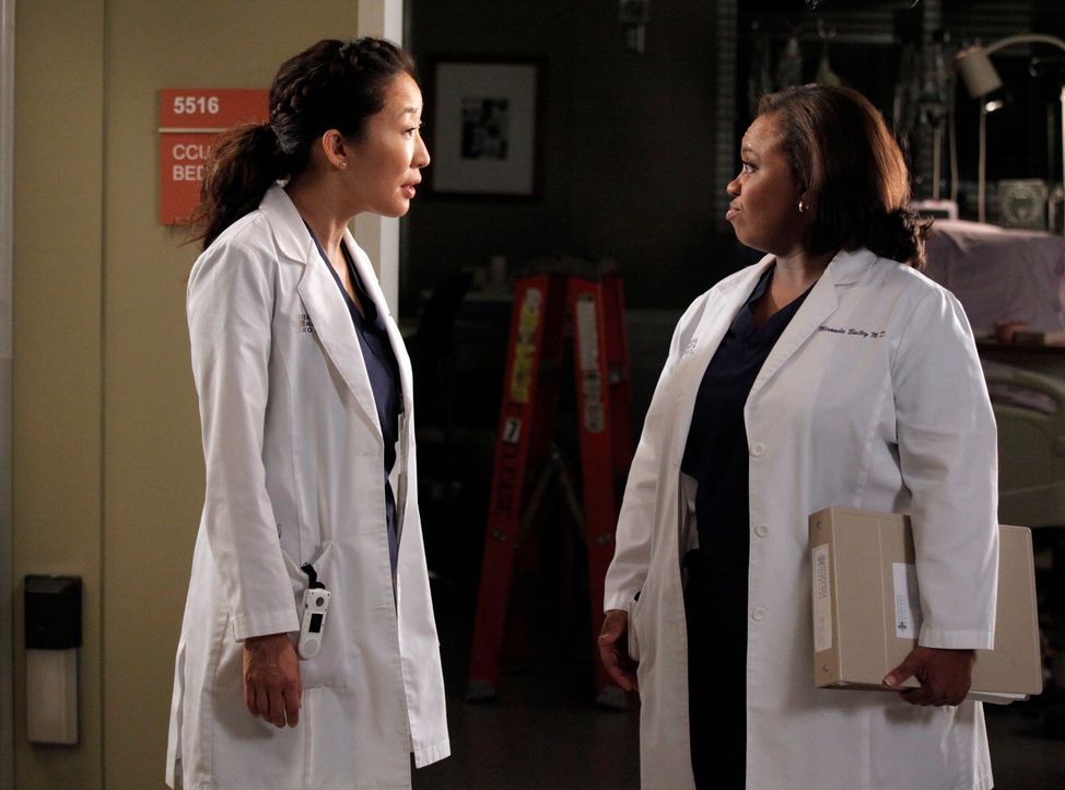 Während sich Bailey (Chandra Wilson, r.) mit Ben über ihre Hochzeitspläne streitet, versuchen  Cristina (Sandra Oh, l.) und Owen einen Weg zu finden... - Bildquelle: ABC Studios