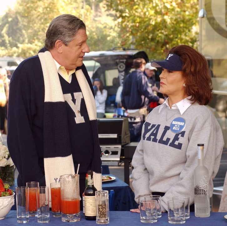 Bei einem Harvard-Yale-Baseballspiel erfährt Emily (Kelly Bishop, r.), dass sich Richard (Edward Herrmann, l.) seit damals jährlich mit seiner alten... - Bildquelle: 2003 Warner Bros.